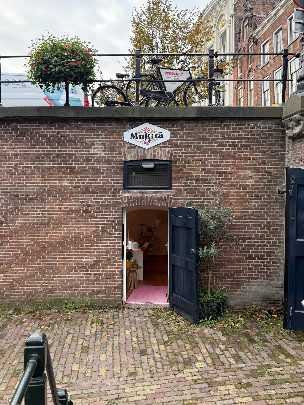 The Mukira Nails entrance at Oudegracht 105 in Utrecht